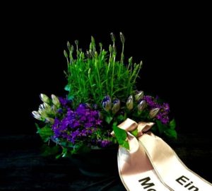 Grabschale mit Schleife für den Blumenladen Augsburg